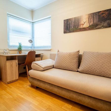 Abg House Ecser Екстериор снимка