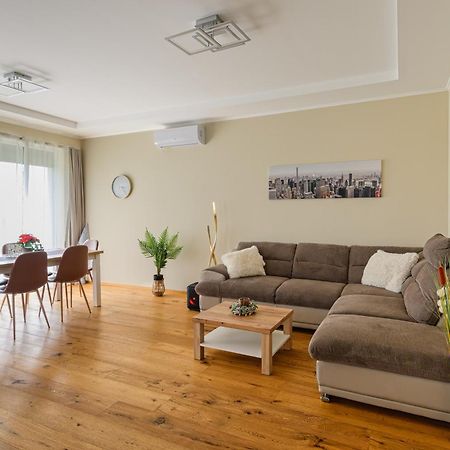 Abg House Ecser Екстериор снимка
