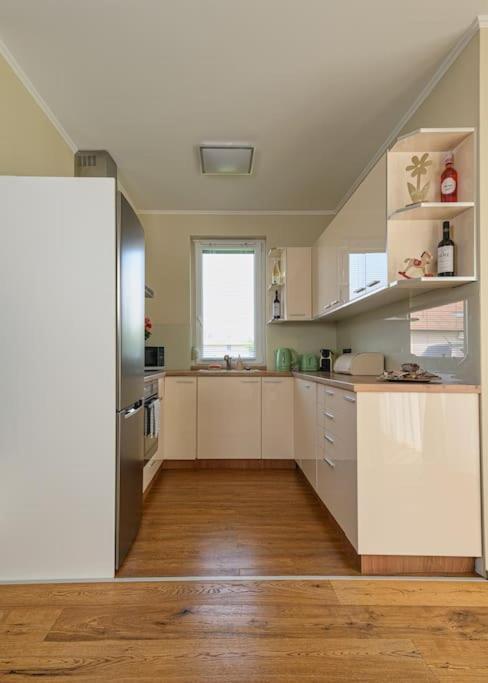 Abg House Ecser Екстериор снимка