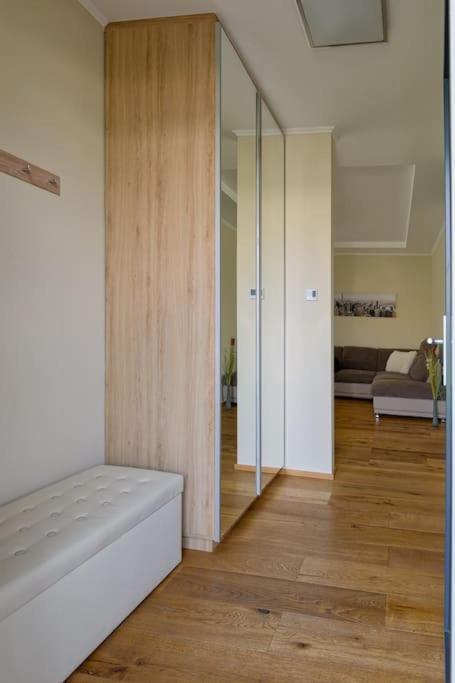 Abg House Ecser Екстериор снимка