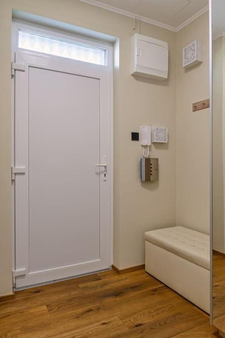 Abg House Ecser Екстериор снимка