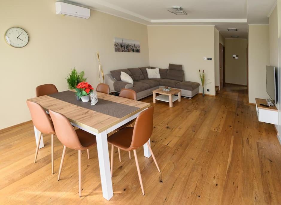 Abg House Ecser Екстериор снимка