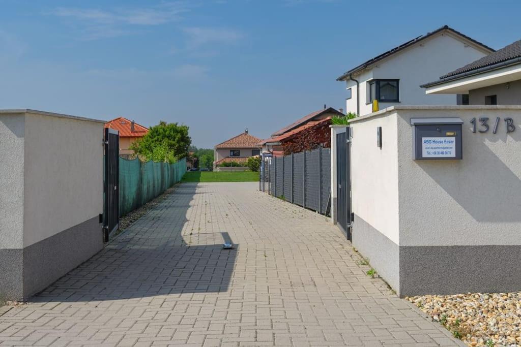 Abg House Ecser Екстериор снимка