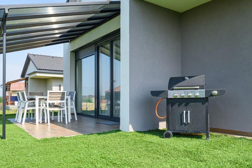 Abg House Ecser Екстериор снимка
