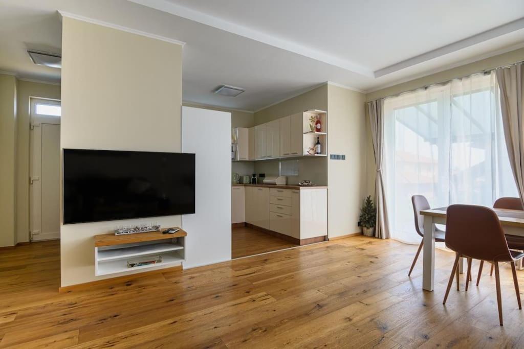 Abg House Ecser Екстериор снимка