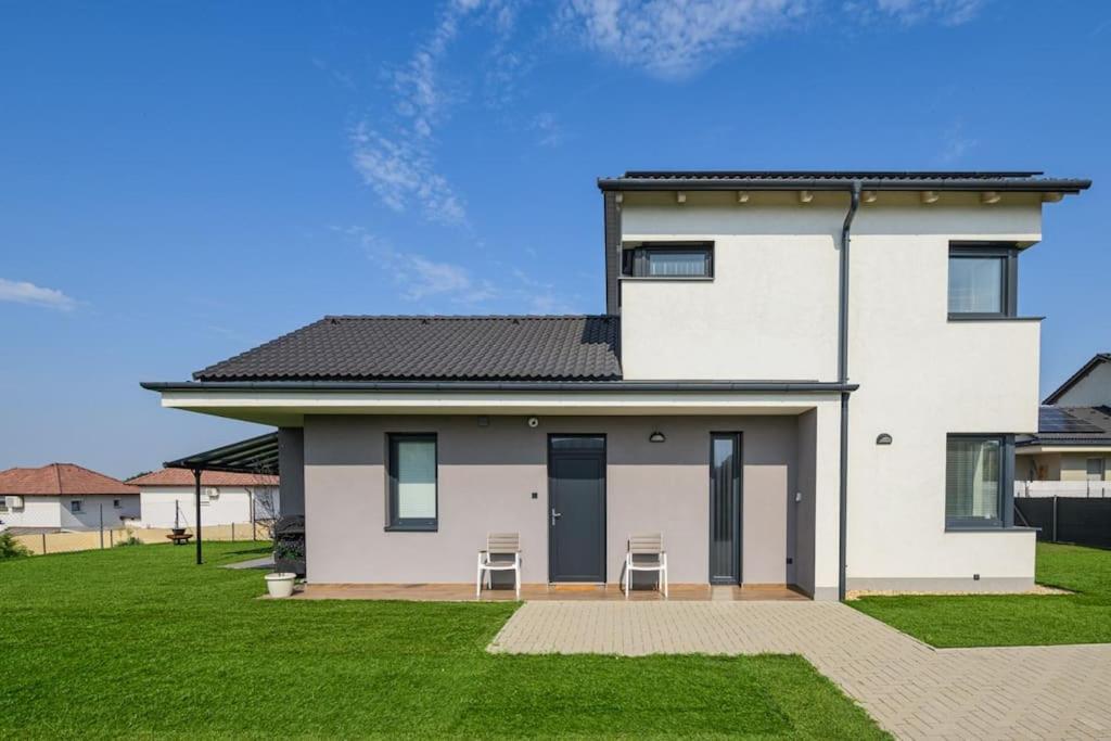 Abg House Ecser Екстериор снимка