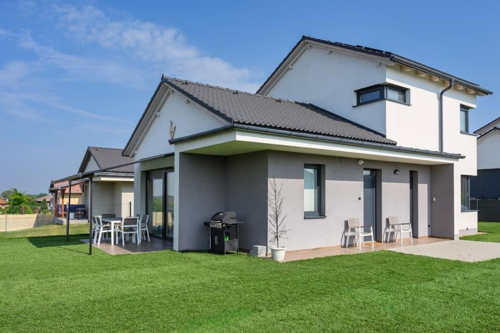 Abg House Ecser Екстериор снимка